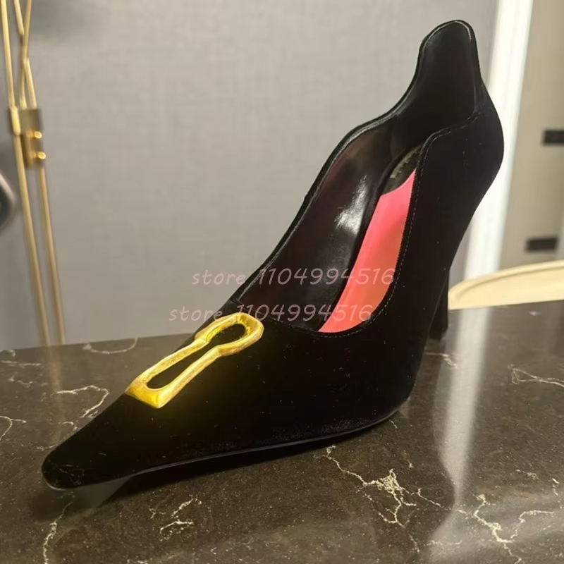Women'S Fashion For 2025 - Decoração de ouro apontou salto alto